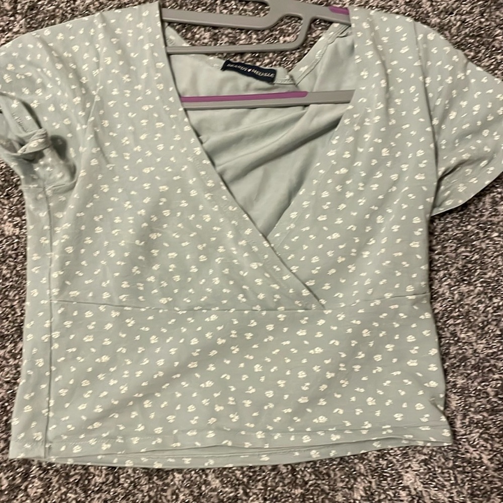 Brandy Melville cute wrap green floral top